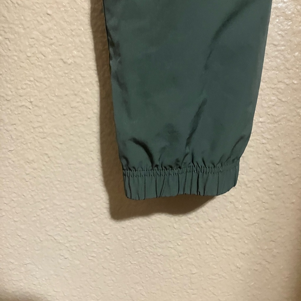 Eddie Bauer woman’s lined Pants with 3 zipped pockets. - Picture 3 of 6